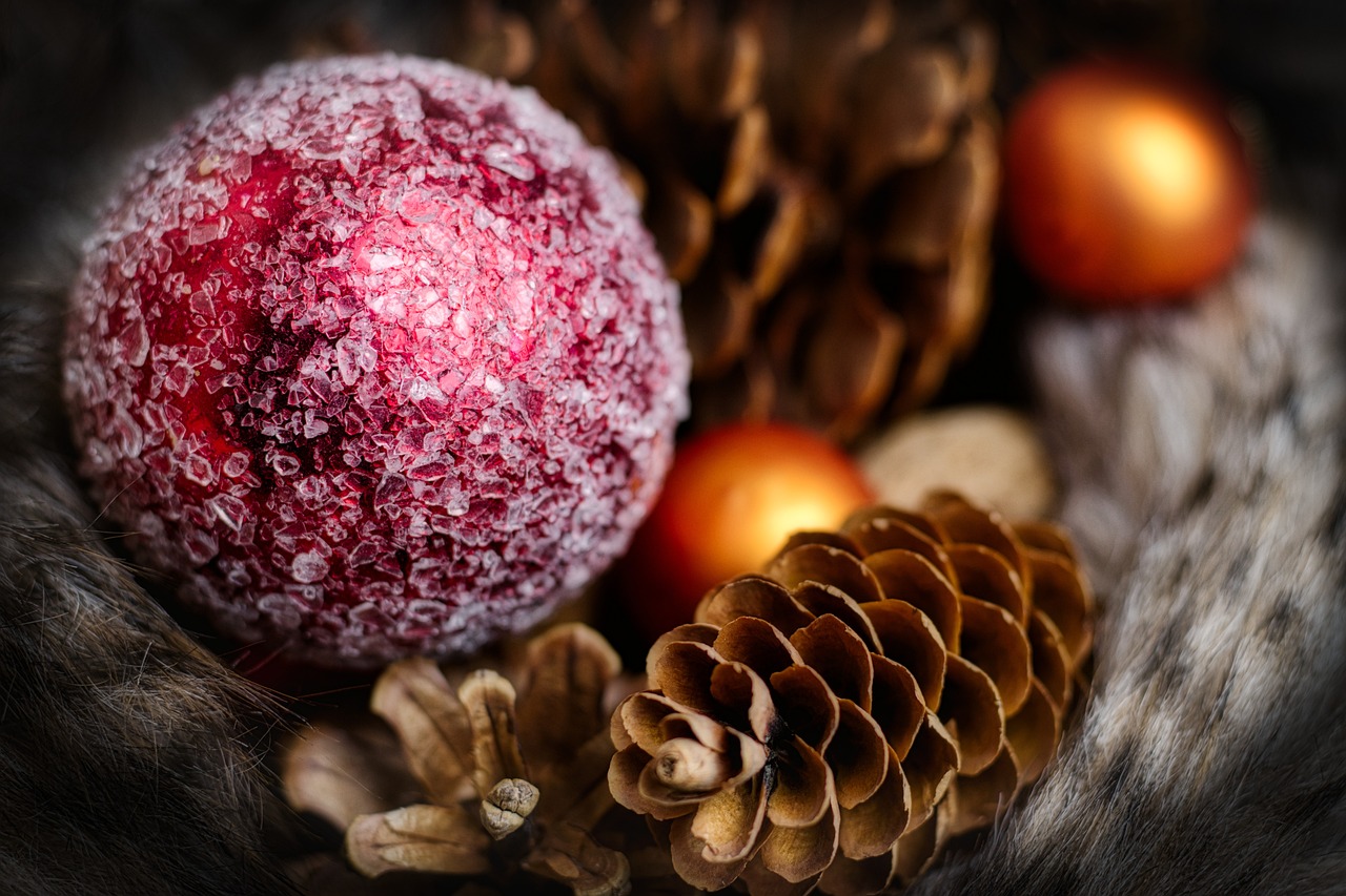 b2bcards corporate christmas eacrd ref:baubles4.jpg, Baubles,Pine Cones,Snow, Red,Gold